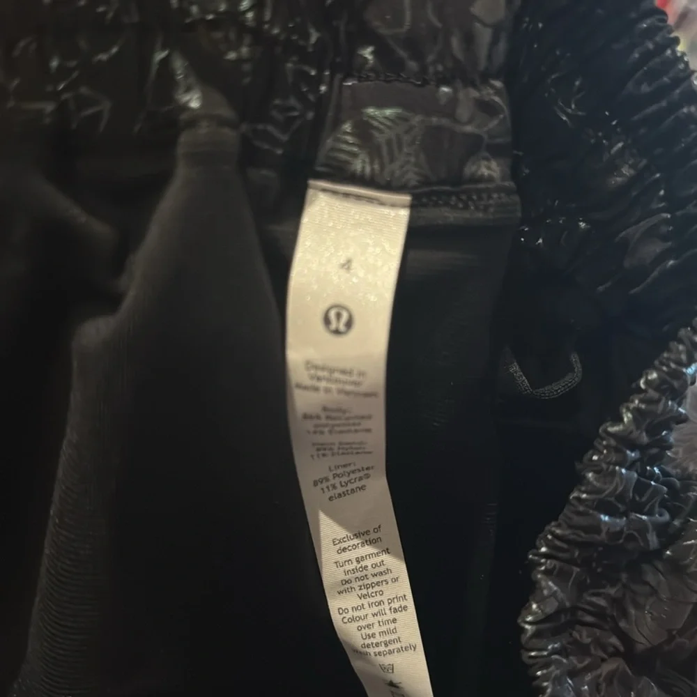 Lululemon Hotty‎ Hot Shorts Low Rise 4” Logo Flourish Black Iridescent Black sz4
